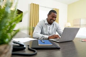 Bureau, espace de travail pour ordinateur portable, rideaux occultants