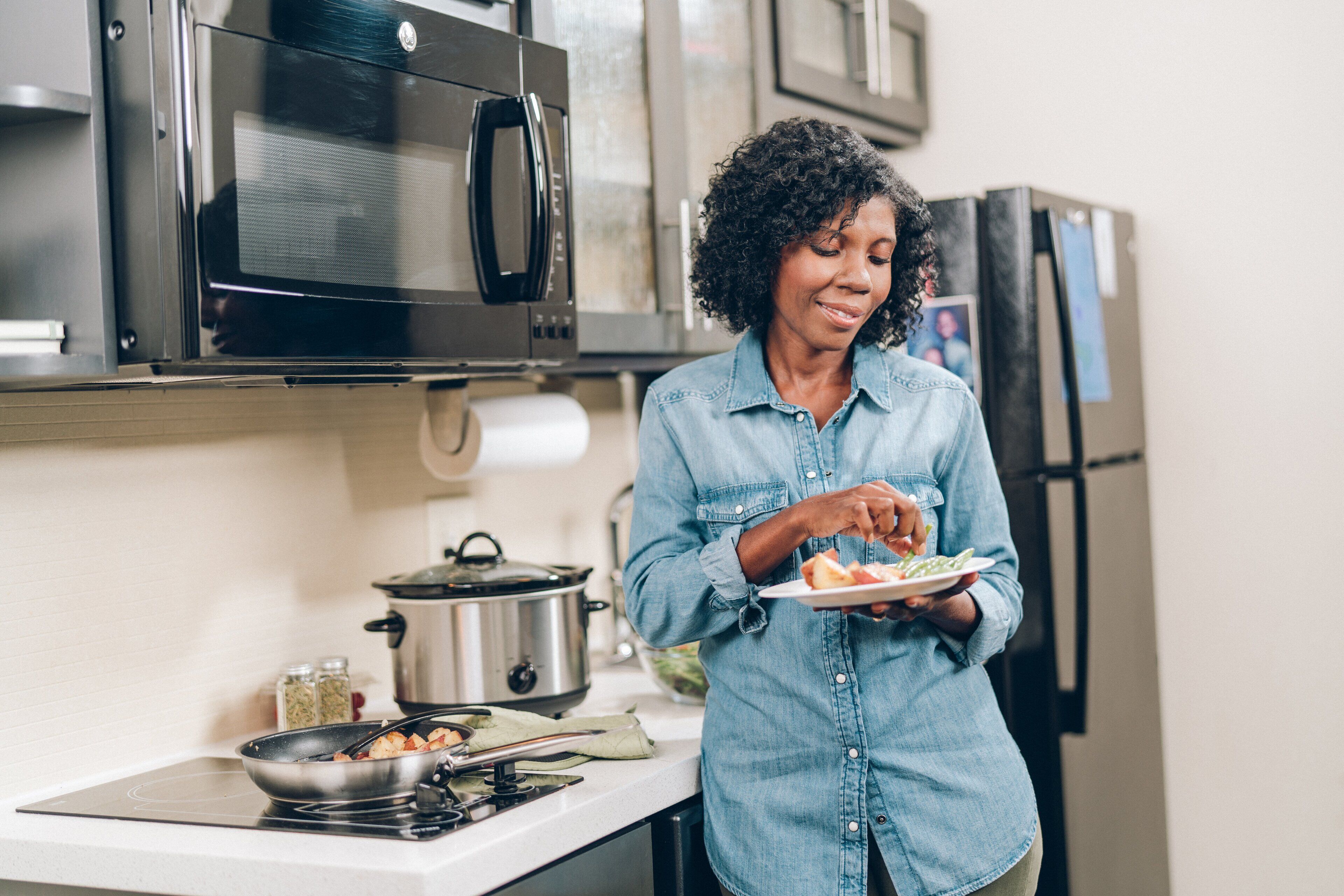 Escritorio, espacio para trabajar con un portátil, cortinas opacas