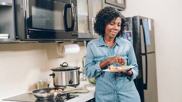 Escritorio, espacio para trabajar con laptop y cortinas blackout