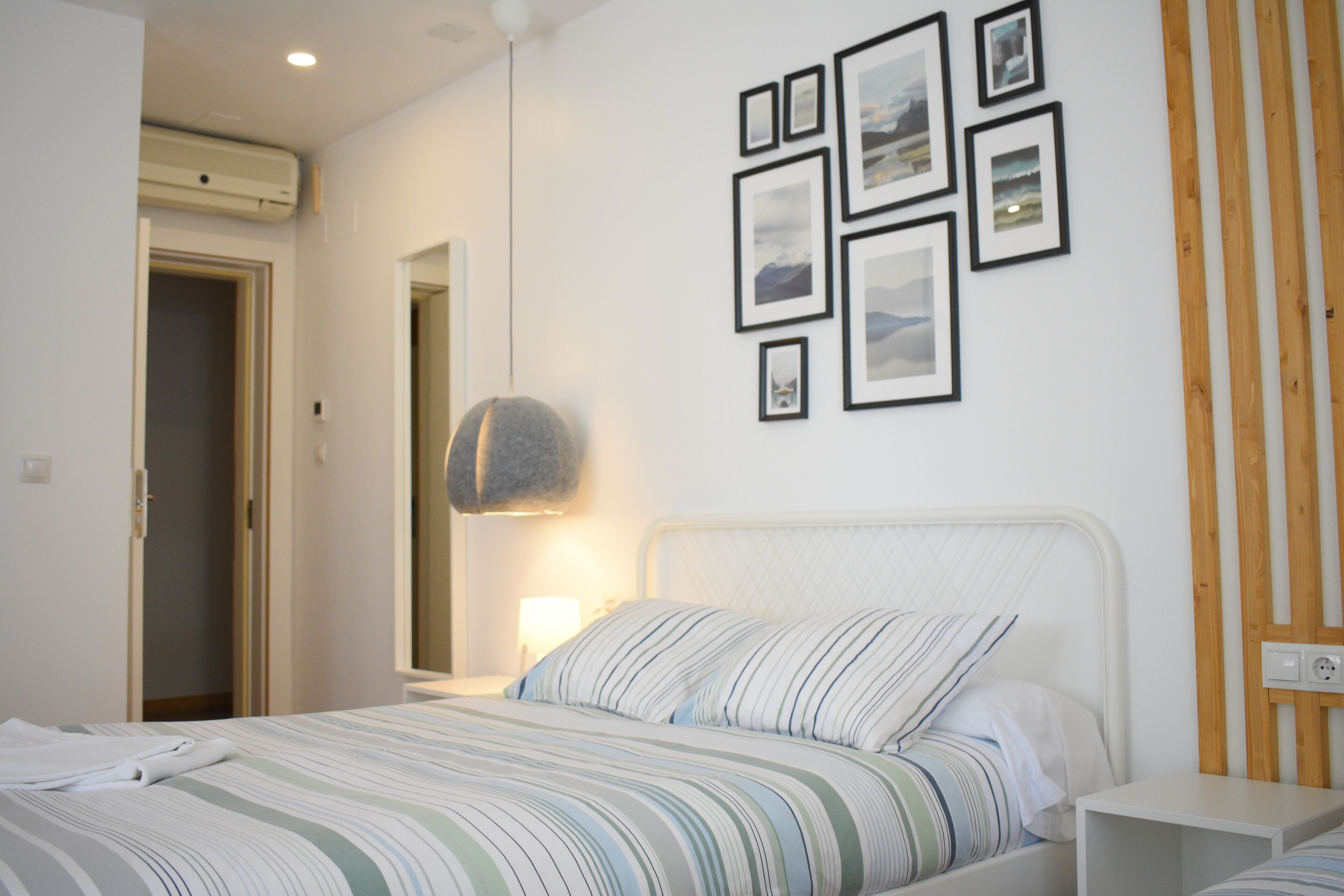 Habitación familiar | Edredones de plumas, escritorio, espacio para trabajar con un portátil