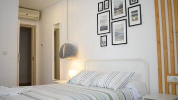 Habitación familiar | Edredones de plumas, escritorio, espacio para trabajar con un portátil