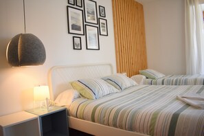 Habitación familiar | Edredones de plumas, escritorio, espacio para trabajar con un portátil