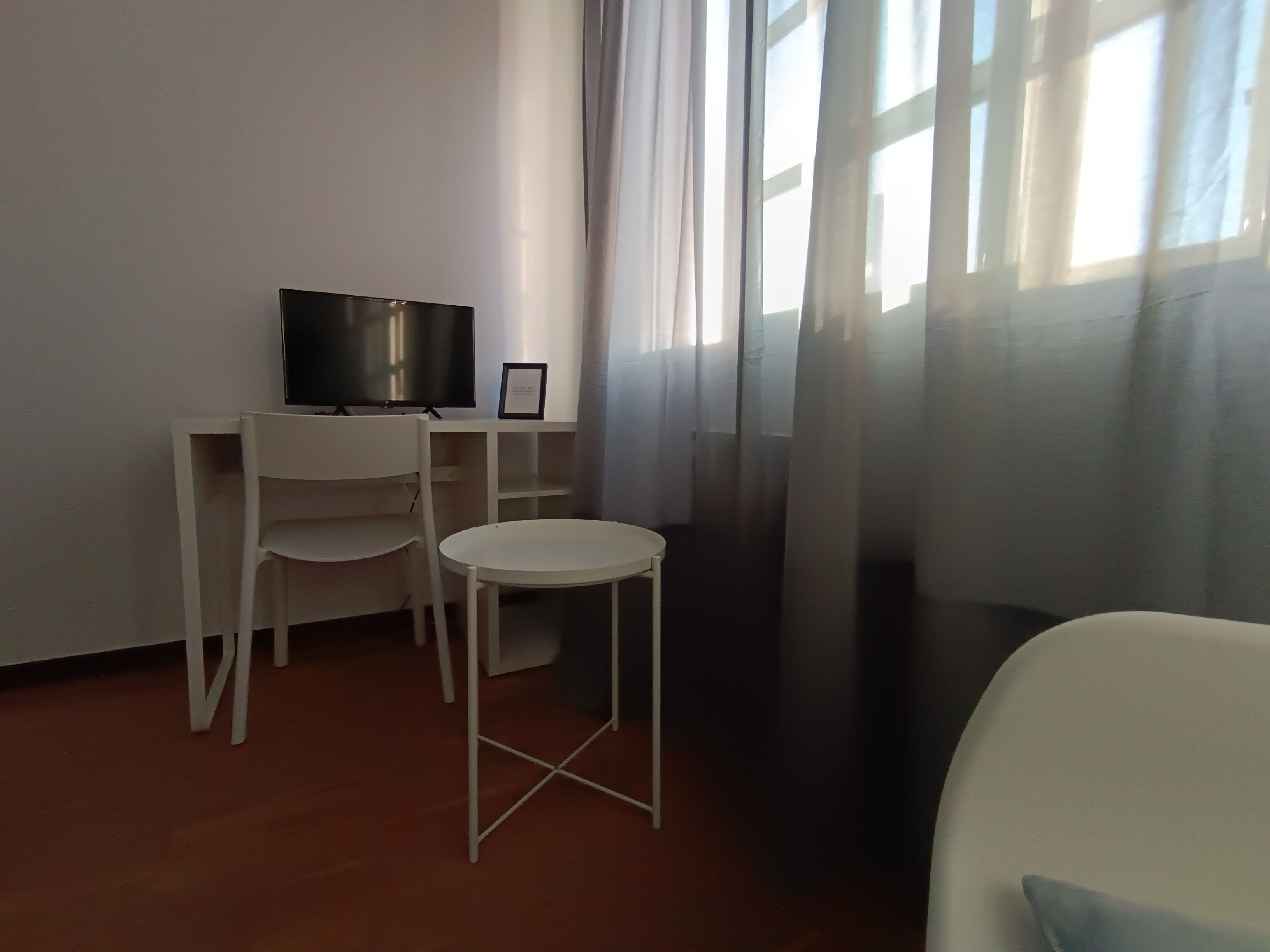 Familie resortwoning | Donzen dekbedden, een bureau, een laptopwerkplek