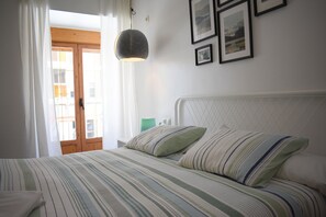 Habitación doble | Edredones de plumas, escritorio, espacio para trabajar con un portátil