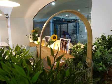 Lobby lounge