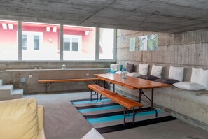 Televisión de pantalla plana y chimenea