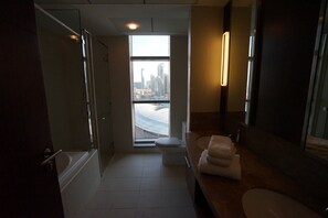 Combined shower/bathtub, hair dryer, towels