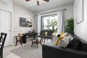 Smart-TV, Videospiele, Tischfußball, Tischtennisplatte