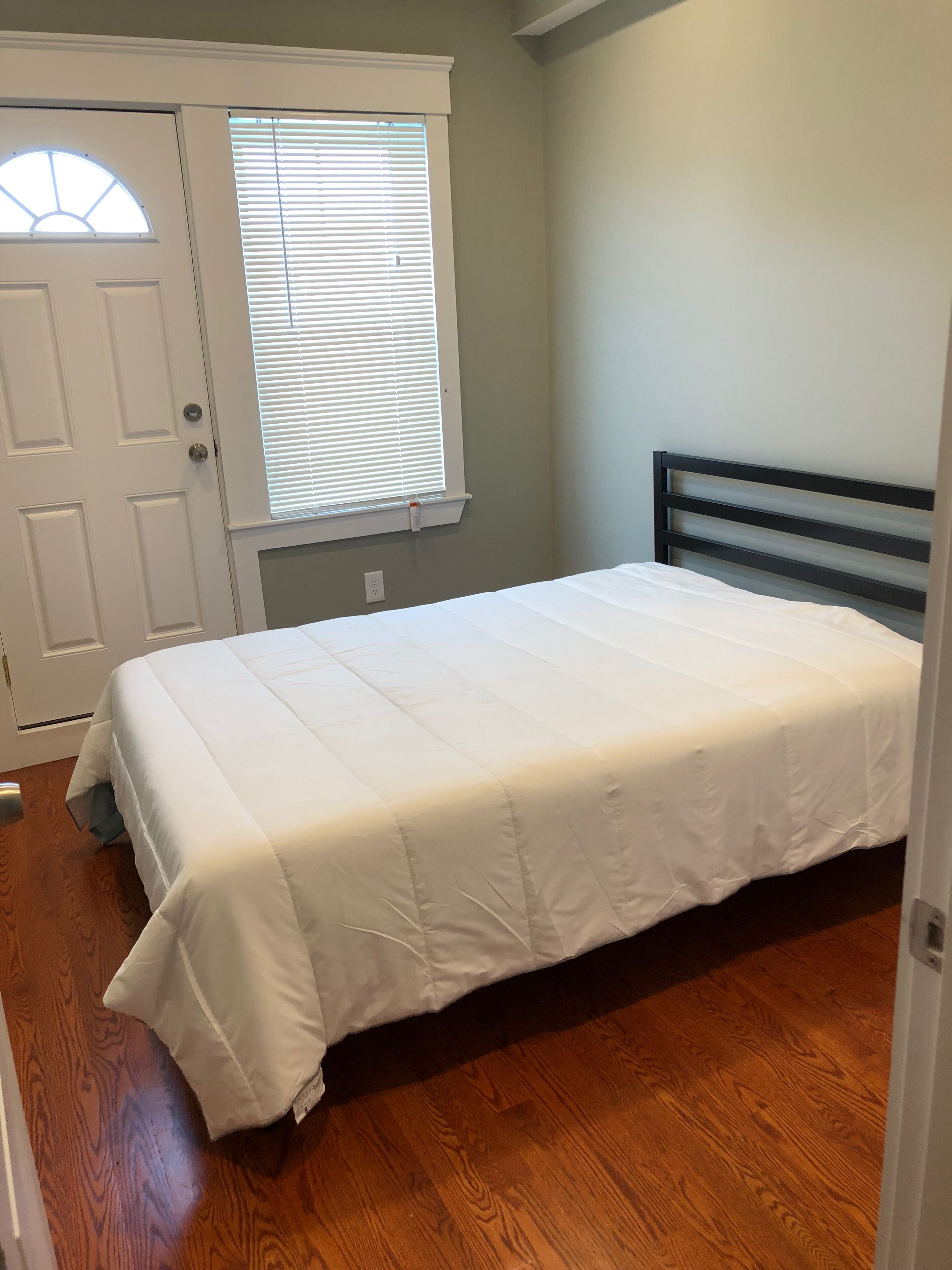 Large Luxury Condo/Townhouse Center of South Boston W/ Free Parking & WiFi