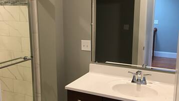 Tina con regadera, secadora de cabello, toallas