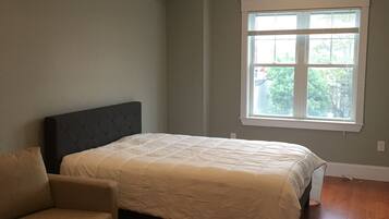 4 habitaciones, tabla de planchar con plancha, wifi y ropa de cama