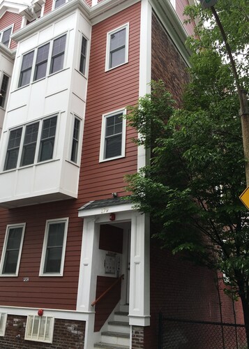 Large Luxury Condo/Townhouse Center of South Boston W/ Free Parking & WiFi
