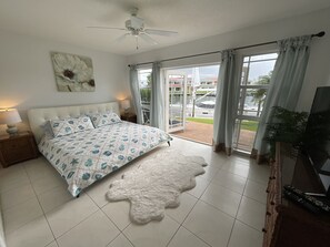 4 chambres, bureau, fer et planche à repasser, accès au Wi-Fi (inclus)