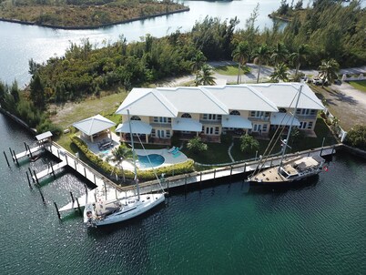 Scarborough Villas #2 · Luxurious Villa - Deepwater Channel - Docks & Pool