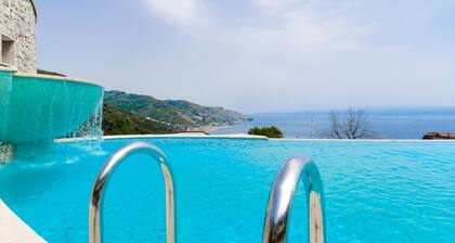 Beautiful View, Pool ,two steps from city center !!