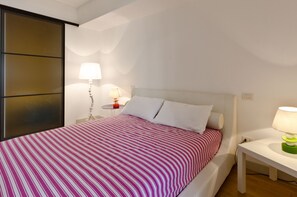 2 bedrooms, iron/ironing board, WiFi