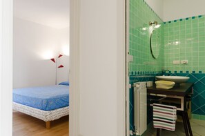 Combinació de dutxa i banyera, assecador de cabells, bidet i tovalloles