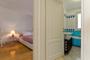 2 bedrooms, iron/ironing board, WiFi