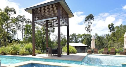 Luxushotel im australischen Paradies im heimischen Buschland. Großer Pool, Spa