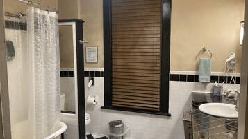 Badekar, hårtørrer, håndklæder, Sæbe