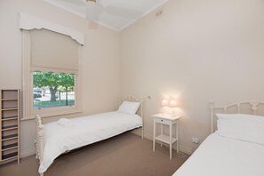 4 slaapkamers, een bureau, een strijkplank/strijkijzer, reisbedje