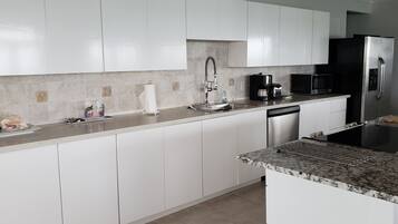 Refrigerador, microondas, horno y parrilla de estufa