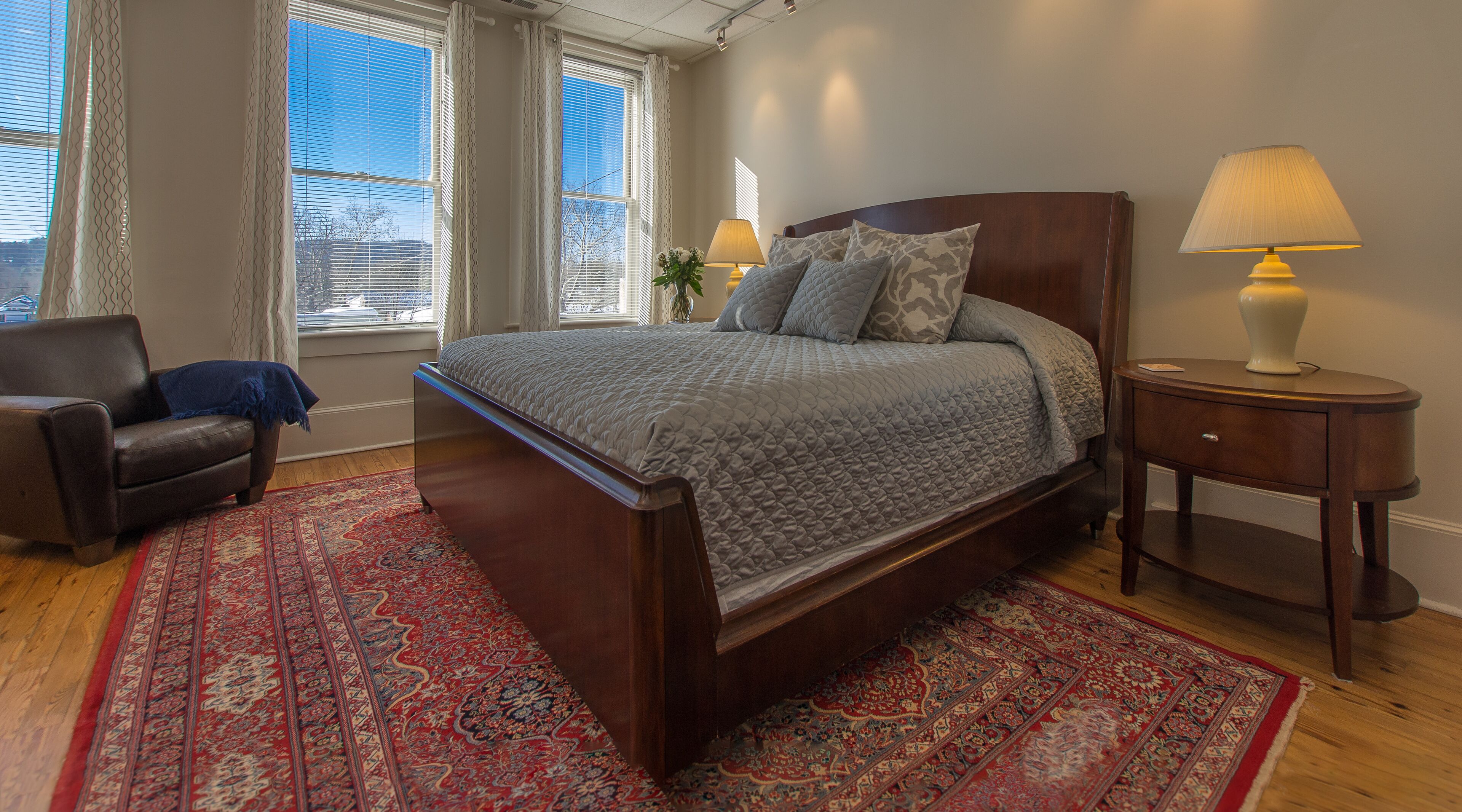 Sunset on Main Street Loft. Charming Hendersonville. Walkable. Offstreet Parking