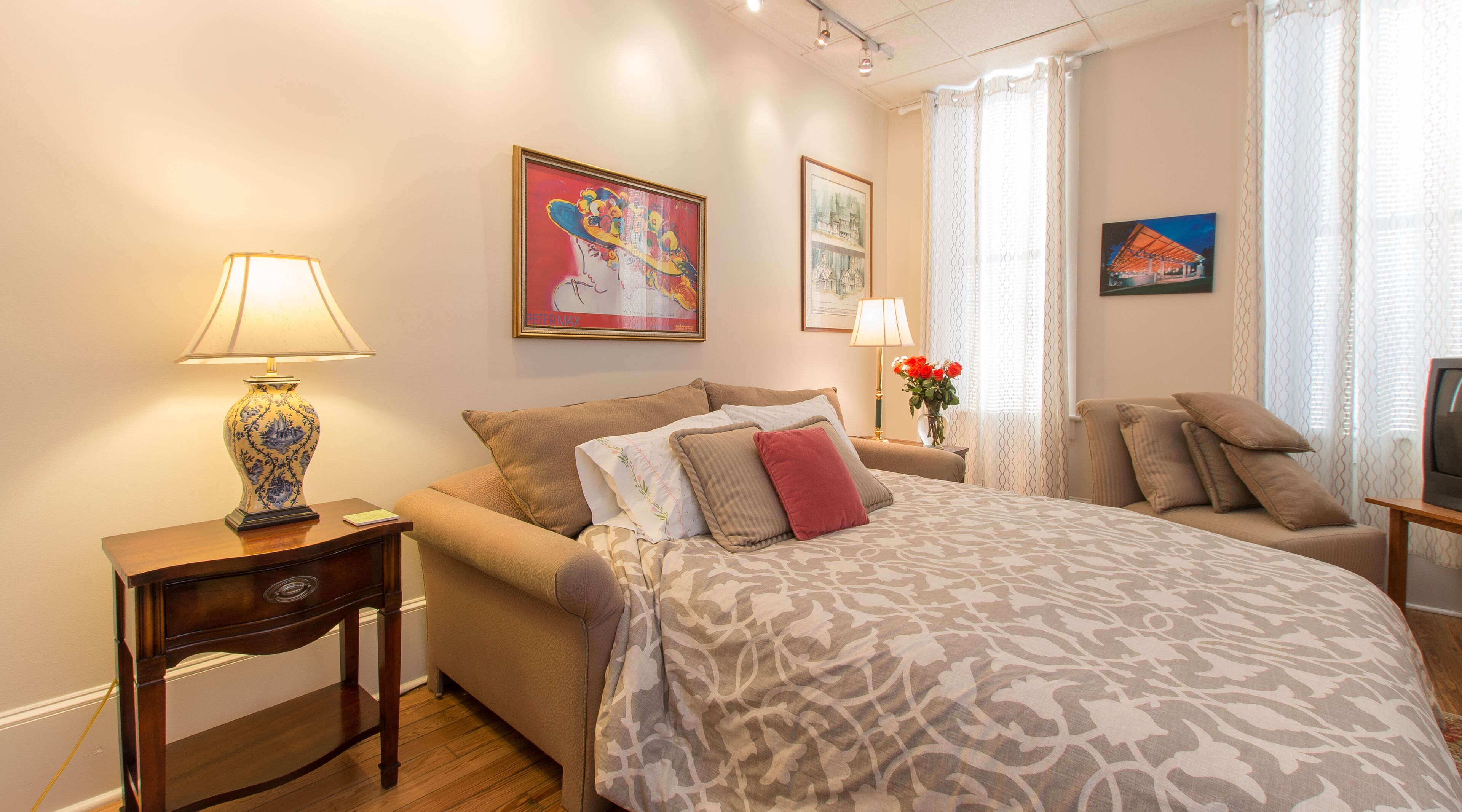 Sunset on Main Street Loft. Charming Hendersonville. Walkable. Offstreet Parking