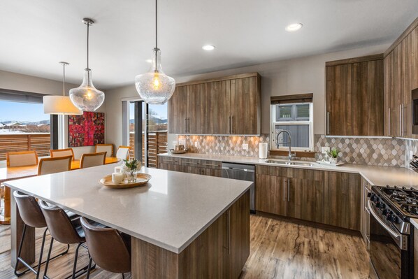 Fridge, microwave, oven, stovetop - Luxury Accommodations on the Park  with Big Mountain Views  (Bozeman)