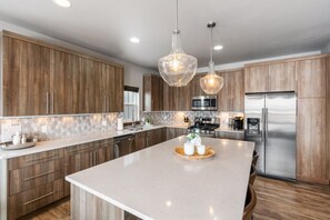 Fridge, microwave, oven, stovetop - Luxury Accommodations on the Park  with Big Mountain Views  (Bozeman)