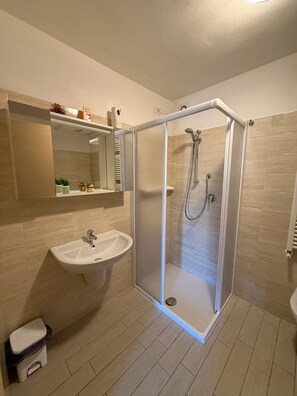 Shower, free toiletries, hair dryer - Villetta Ulivi Residence CA7 Holideal (Tremosine)