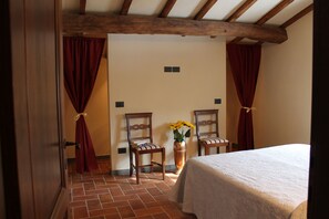 3 habitaciones, tabla de planchar con plancha, wifi y ropa de cama 