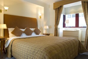 2 ห้องนอน, เครื่องนอนระดับพรีเมียม, โต๊ะทำงาน, เตารีด/โต๊ะรีดผ้า