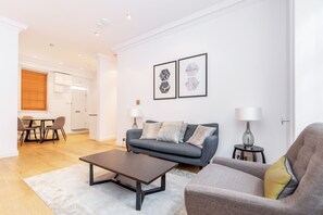 ลักซ์ชัวรี่อพาร์ทเมนท์, 2 ห้องนอน, วิวเมือง | บริเวณนั่งเล่น | ทีวีจอแบน, เตาผิง