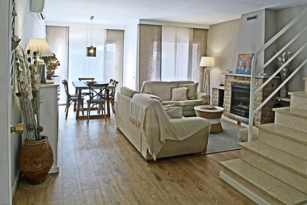 Télévision, cheminée