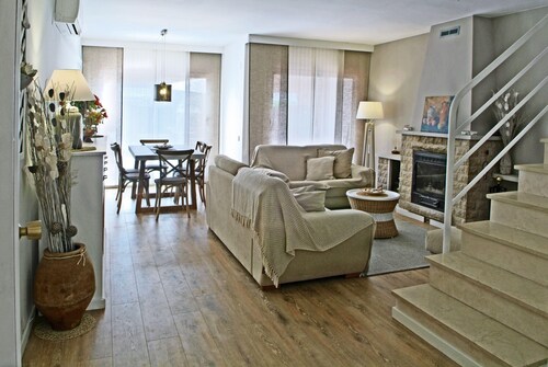 Maison pour 8 personnes, jardin et piscine communautaires, barbecue privé, Wi-Fi gratuit et climatisation dans le salon. Près des plages de la Costa Brava et de la Costa Barcelona. Vivalidays Pinell.