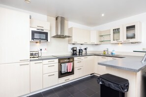 Microwave, dishwasher, coffee/tea maker, cookware/dishes/utensils - PREMIUM APARTMENT BY EXCEL/O2 ARENA (London)