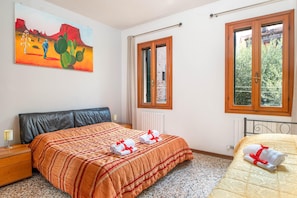 2 bedrooms, iron/ironing board, free WiFi, bed sheets