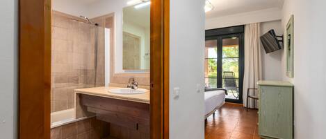 2 slaapkamers, een strijkplank/strijkijzer, gratis wifi, beddengoed