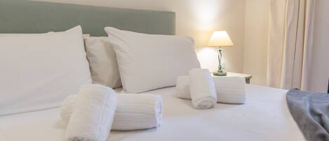 2 عدّة غرف نوم ومكواة/لوح كي وواي فاي مجانًا وملاءات أسرّة