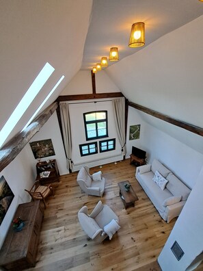 TV connectée, lecteur de DVD, livres