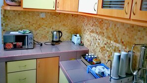 Comfort Apartment, 3 Bedrooms | Dapur peribadi | Pembancuh kopi/teh, peti sejuk, ketuhar gelombang mikro, dapur 
