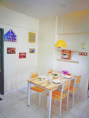 Comfort Apartment, 3 Bedrooms | In-room dining