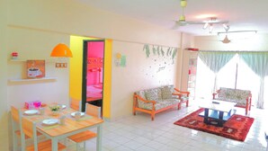 Comfort Apartment, 3 Bedrooms | Ruang tamu | TV 