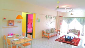 Comfort Apartment, 3 Bedrooms | Ruang tamu | TV