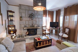 TV, fireplace, DVD player, books
