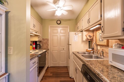 Bear Pause - 2br 2 ba Condo - Walk to Downtown Blowing Rock - Two Master Suites