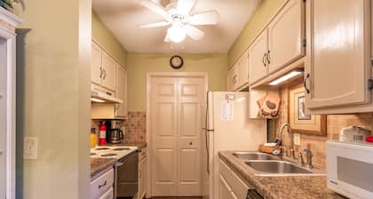 Bear Pause - 2br 2 ba Condo - Walk to Downtown Blowing Rock - Two Master Suites