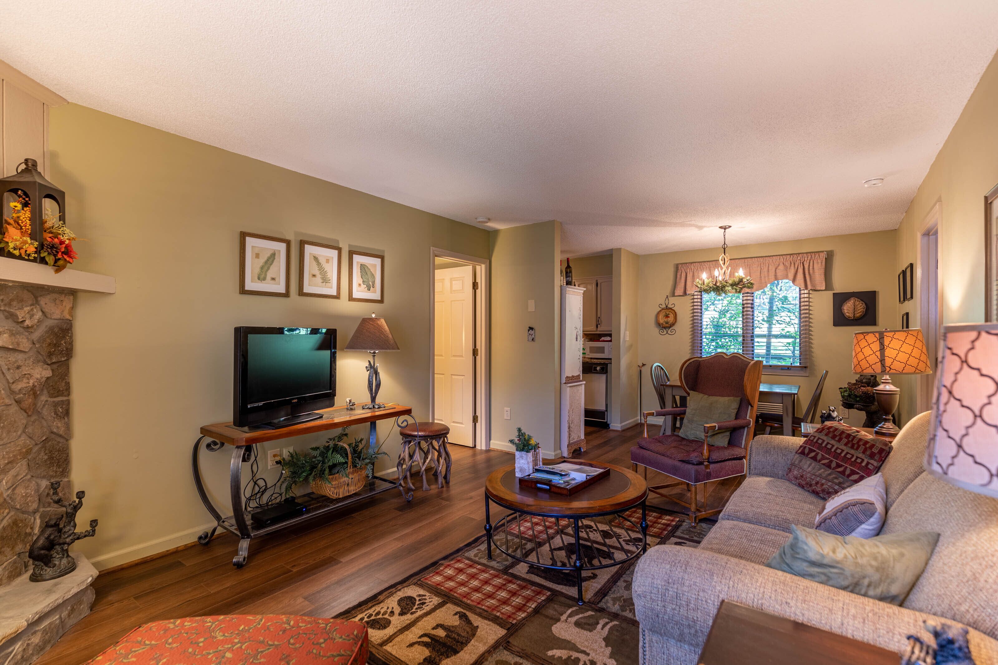 Bear Break - 2br 2ba Condo - Walk to Downtown Blowing Rock - Two Master Suites