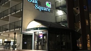 Un immeuble à plusieurs étages sur lequel on peut lire l’inscription « Oak Square ».